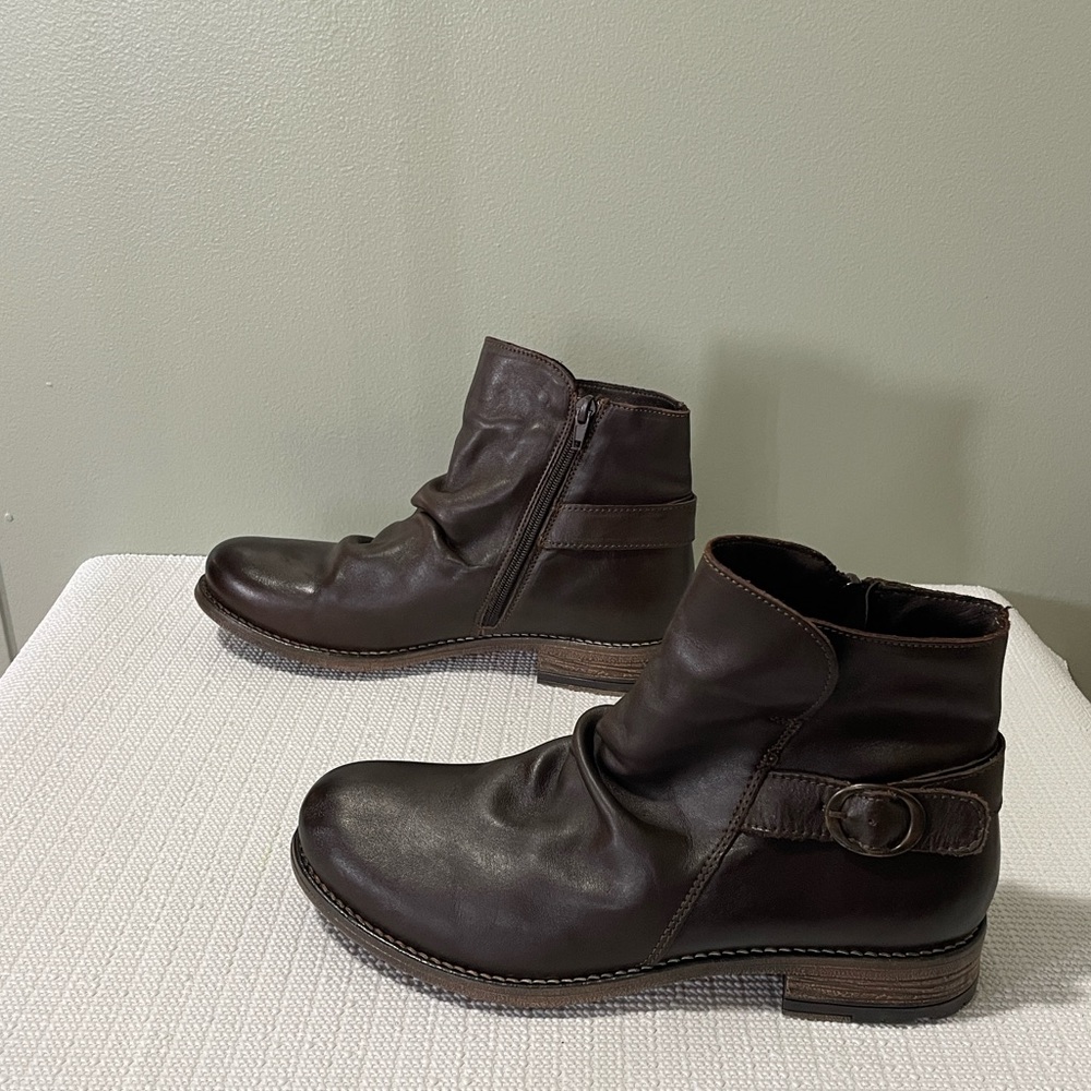 Avellini. Stylish women Dark Brown Leather Ankle Boots.. Size 9.5
